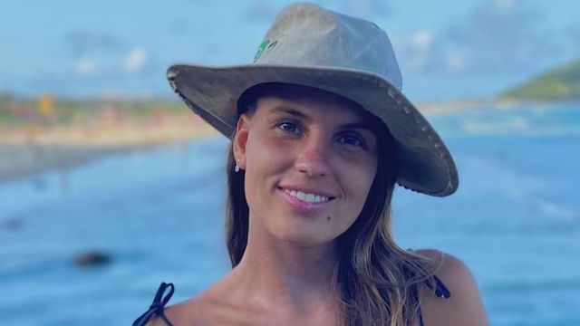 Camisa de lino, shorts de denim y sandalias: el look "effortless" de María Emilia Ferrero para pasear con Julián Álvarez