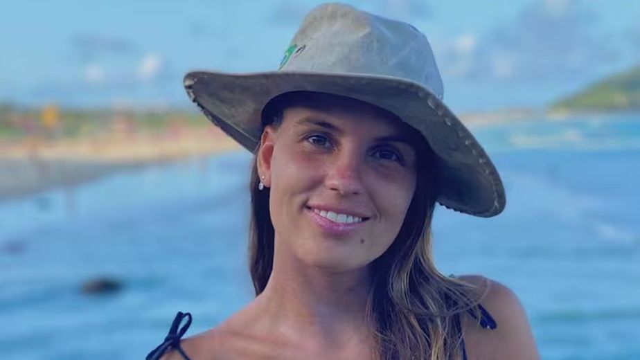 Camisa de lino, shorts de denim y sandalias: el look "effortless" de María Emilia Ferrero para pasear con Julián Álvarez