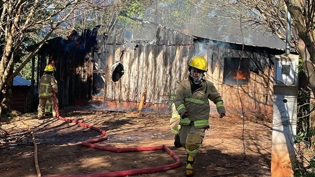 Investigan si una mujer incendió la vivienda de su madre tras una discusión en Puerto Iguazú.