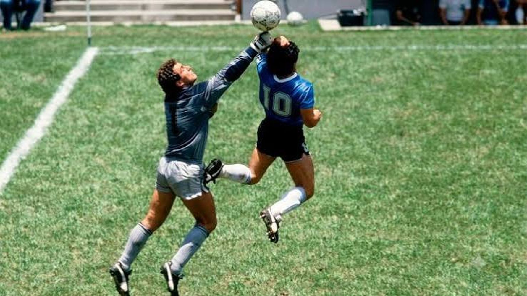 Diego Maradona y la Mano de Dios, una de las referencias que aparecen en el video.