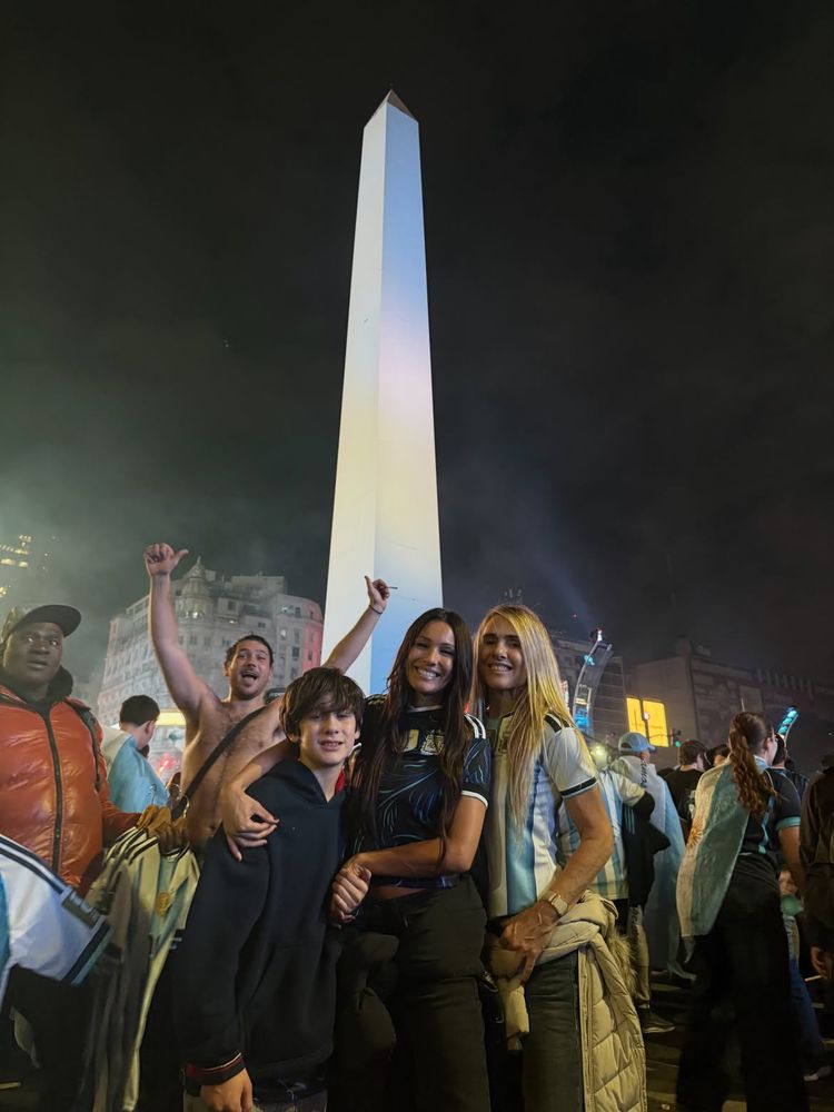 Camiseta "cropped" alternativa y pantalones "wide leg": la apuesta urbana con la que Pampita celebró la victoria de la Argentina en el Obelisco