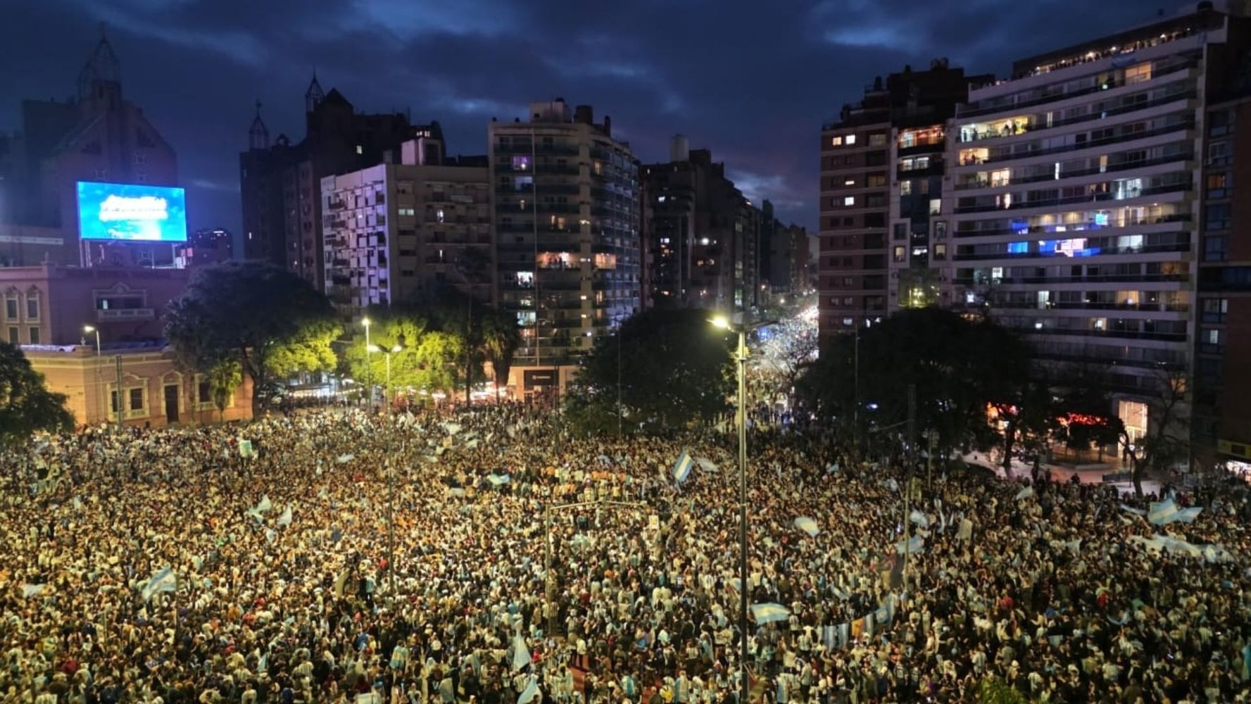 Las cuatro empresas que operan en la Capital realizarán sus últimas salidas desde las puntas de línea a las 15.30.