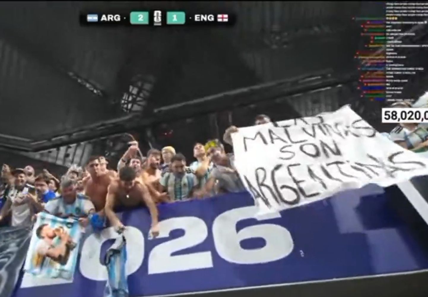 Todavía en la tribuna, la bandera apareció en el vivo de Speed