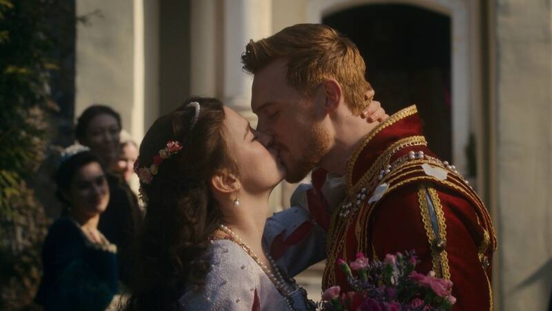Netflix apuesta por una mirada más provocadora sobre la realeza británica.
