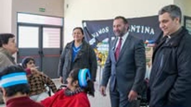 El Padre Facundo Mela, Patricia Barrojo e Iván Silva recibieron a Fernando Juri y agradecieron el aporte de la comunidad.