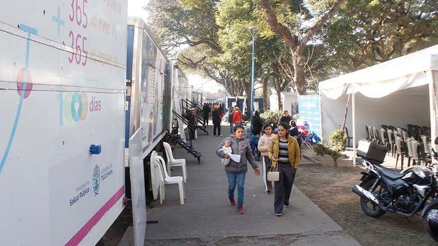El operativo combina atención médica, laboratorio, farmacia y servicios veterinarios en un mismo espacio.