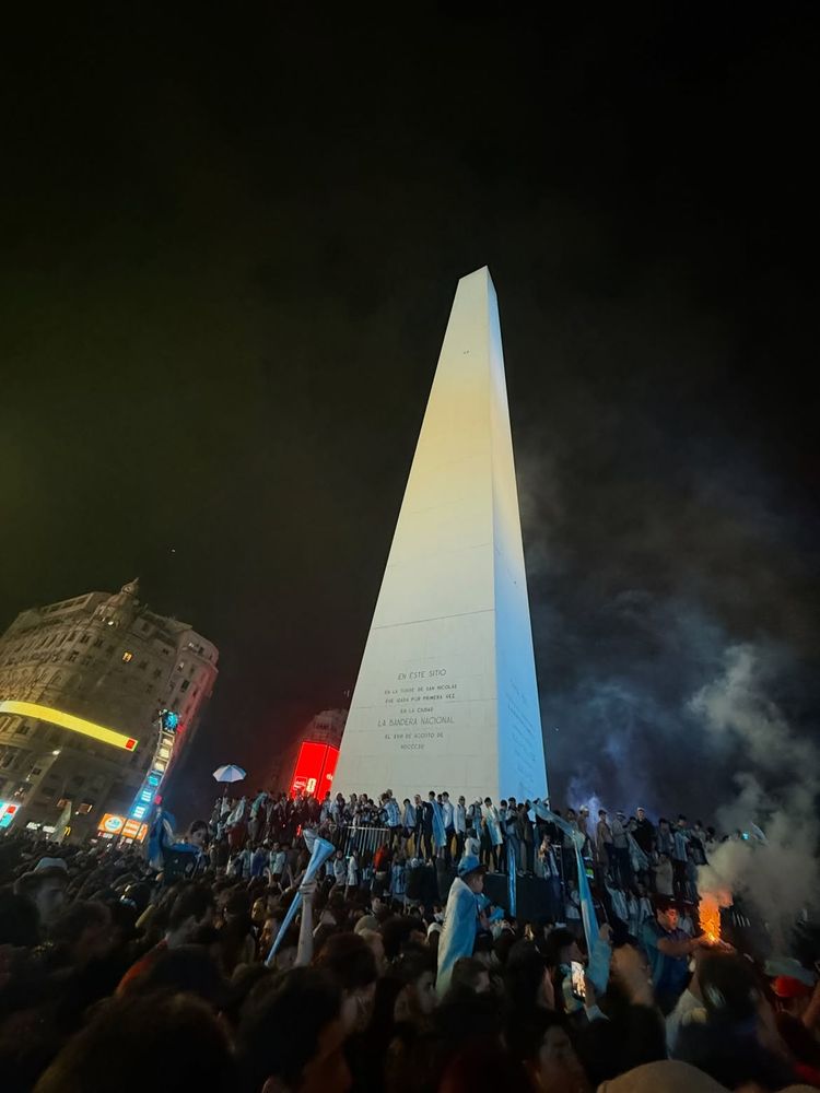 Camiseta "cropped" alternativa y pantalones "wide leg": la apuesta urbana con la que Pampita celebró la victoria de la Argentina en el Obelisco