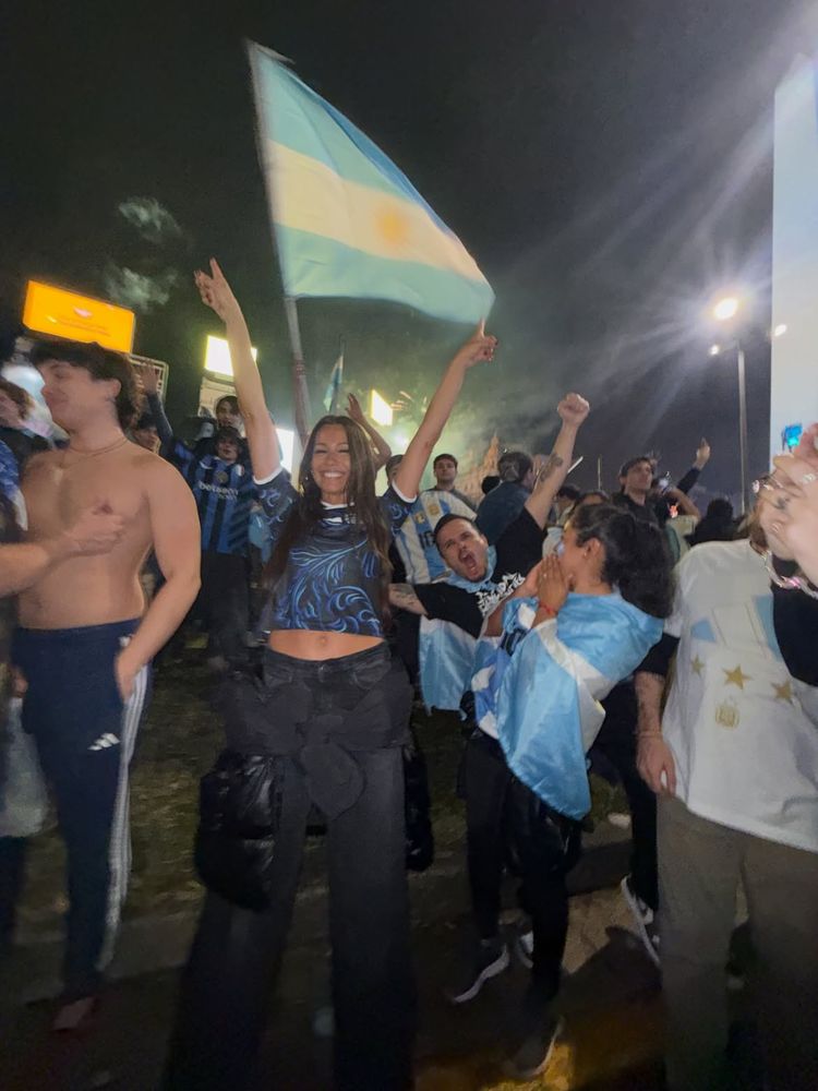 Camiseta "cropped" alternativa y pantalones "wide leg": la apuesta urbana con la que Pampita celebró la victoria de la Argentina en el Obelisco