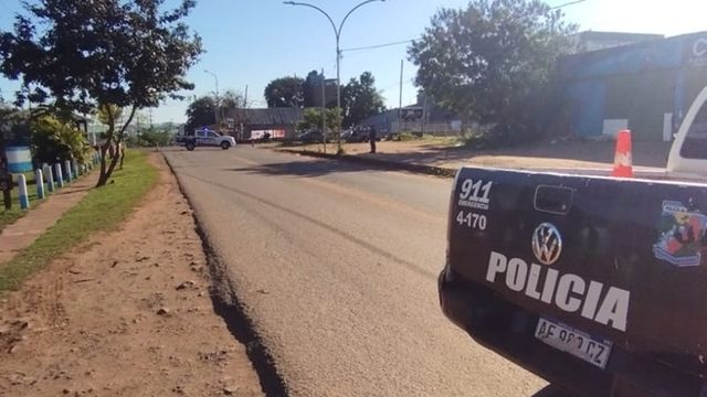 Buscan al motociclista que atropelló a un hombre y huyó en Puerto Iguazú: la víctima está grave.