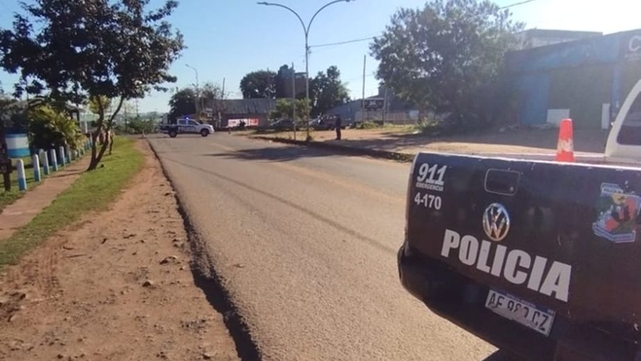 Buscan al motociclista que atropelló a un hombre y huyó en Puerto Iguazú: la víctima está grave