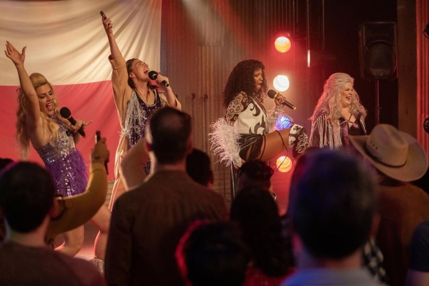 Girls5eva mezcla música, comedia y una crítica al culto por la juventud en Hollywood.