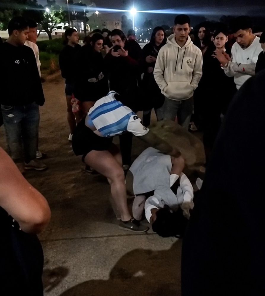 Qué se sabe del estado de salud de la joven que fue atacada por tres mujeres y luego sufrió un grave accidente de tránsito.
