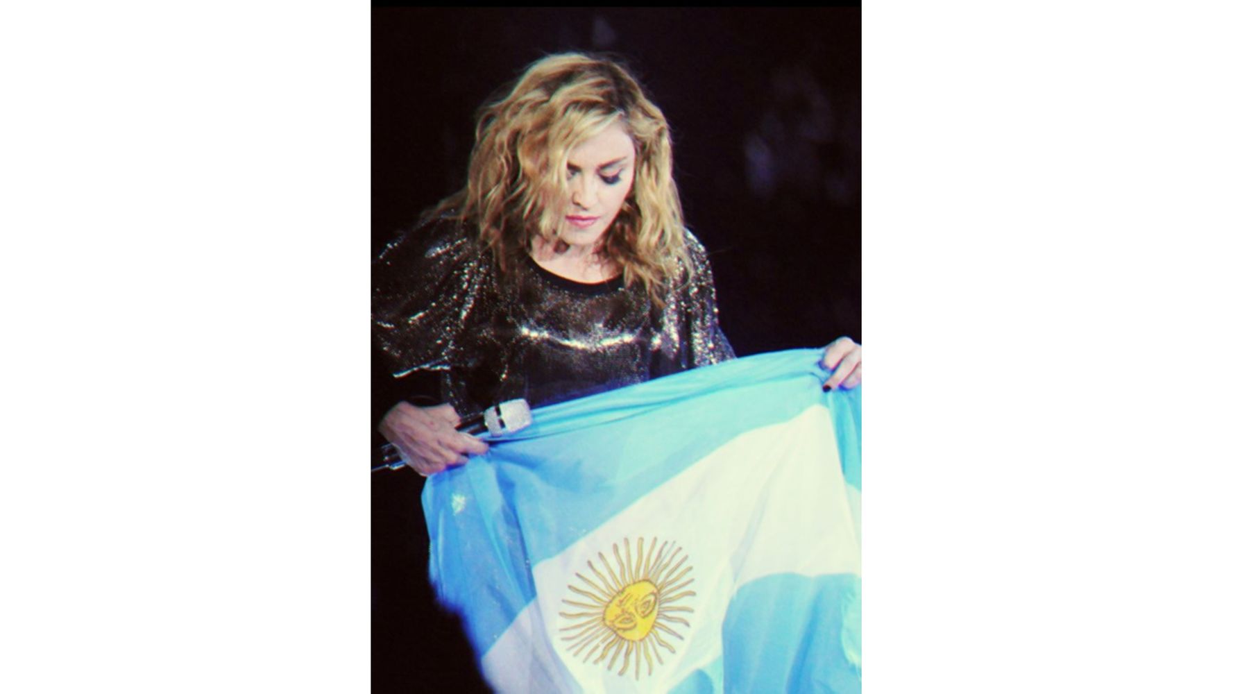 Madonna con la bandera argentina.