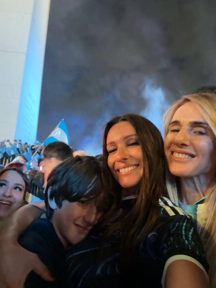 Camiseta "cropped" alternativa y pantalones "wide leg": la apuesta urbana con la que Pampita celebró la victoria de la Argentina en el Obelisco