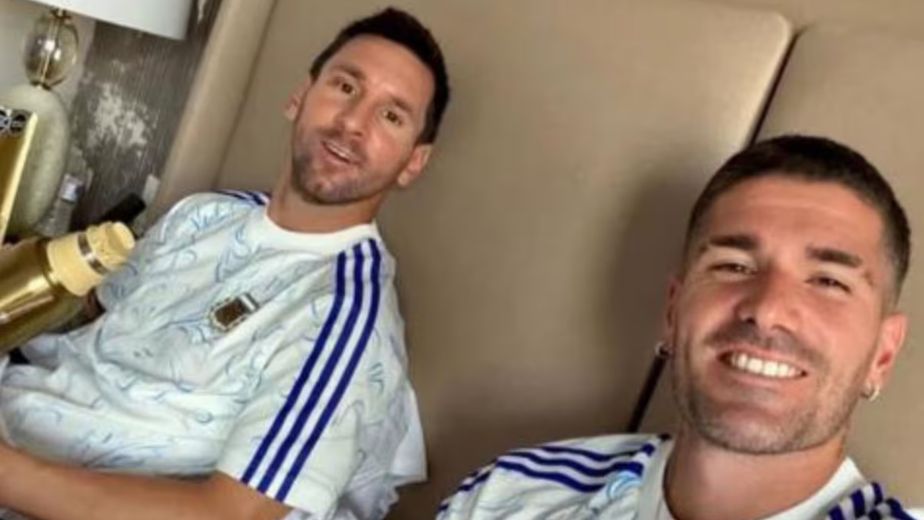 El detalle en la foto de Leo Messi y Rodrigo de Paul tras pasar a la final: qué es el paquete dorado que se volvió viral