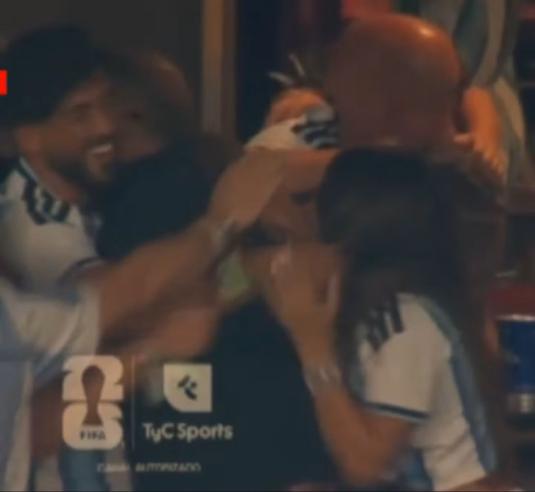 Bam Bam en la tribuna de los Messi