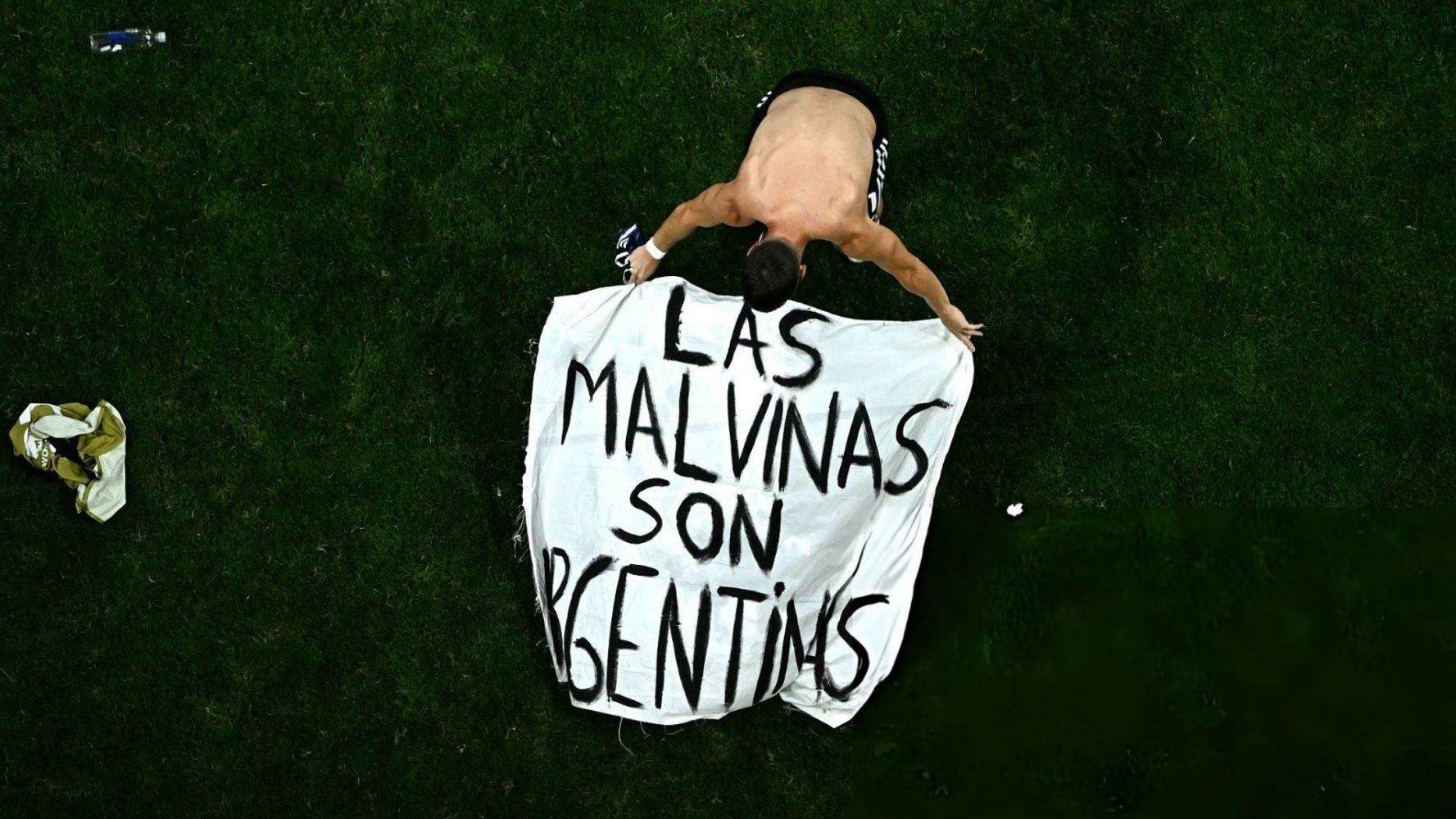 La bandera que se mostró luego del partido entre Argentina e Inglaterra.