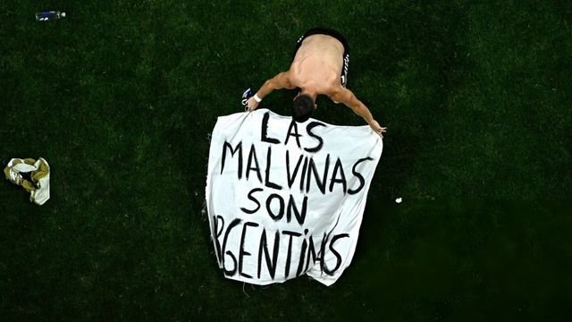La bandera que se mostró luego del partido entre Argentina e Inglaterra.