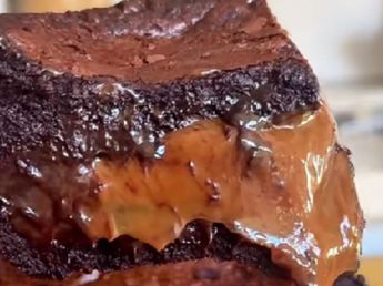 Sin harina ni gluten: cómo hacer el brownie relleno de dulce de leche más húmedo y chocolatoso