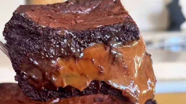Brownie relleno de dulce de leche sin harina.