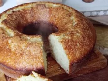 Como el de la abuela: el secreto del bizcochuelo de aceite express que nunca falla y queda súper húmedo