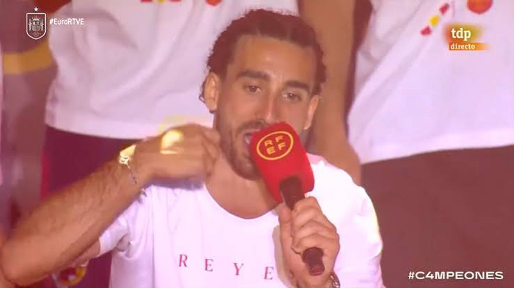Marc Cucurella cantando su canción en los festejos de la Eurocopa 2024.