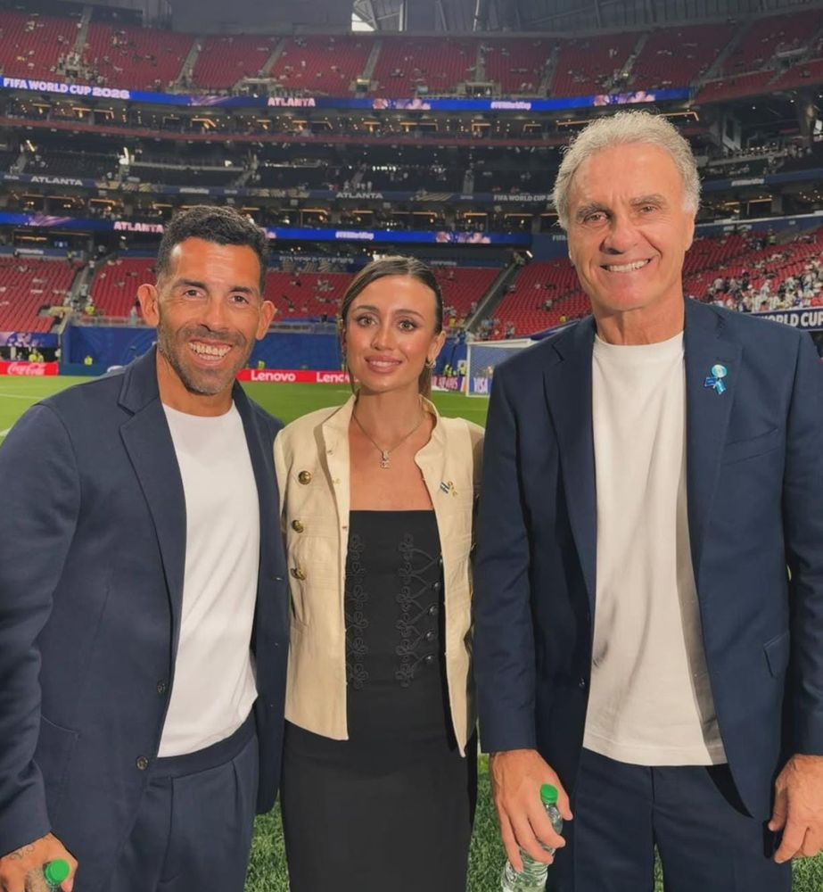 Sastrería militar y elegancia: la apuesta sofisticada con la que Morena Beltrán conquistó la transmisión del Mundial 2026
