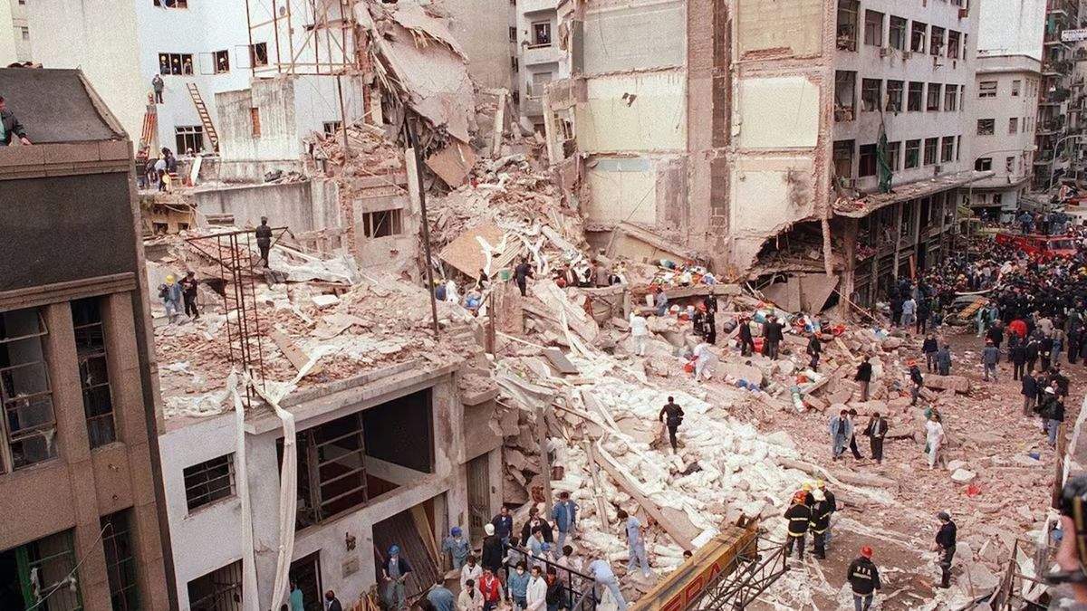 A 32 años del atentado a la AMIA: el ataque que marcó a la Argentina y una herida que sigue abierta