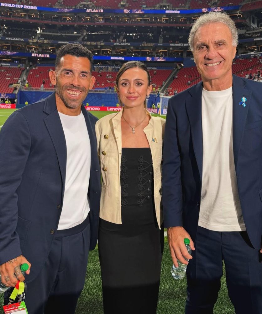 Sastrería militar y elegancia: la apuesta sofisticada con la que Morena Beltrán conquistó la transmisión del Mundial 2026
