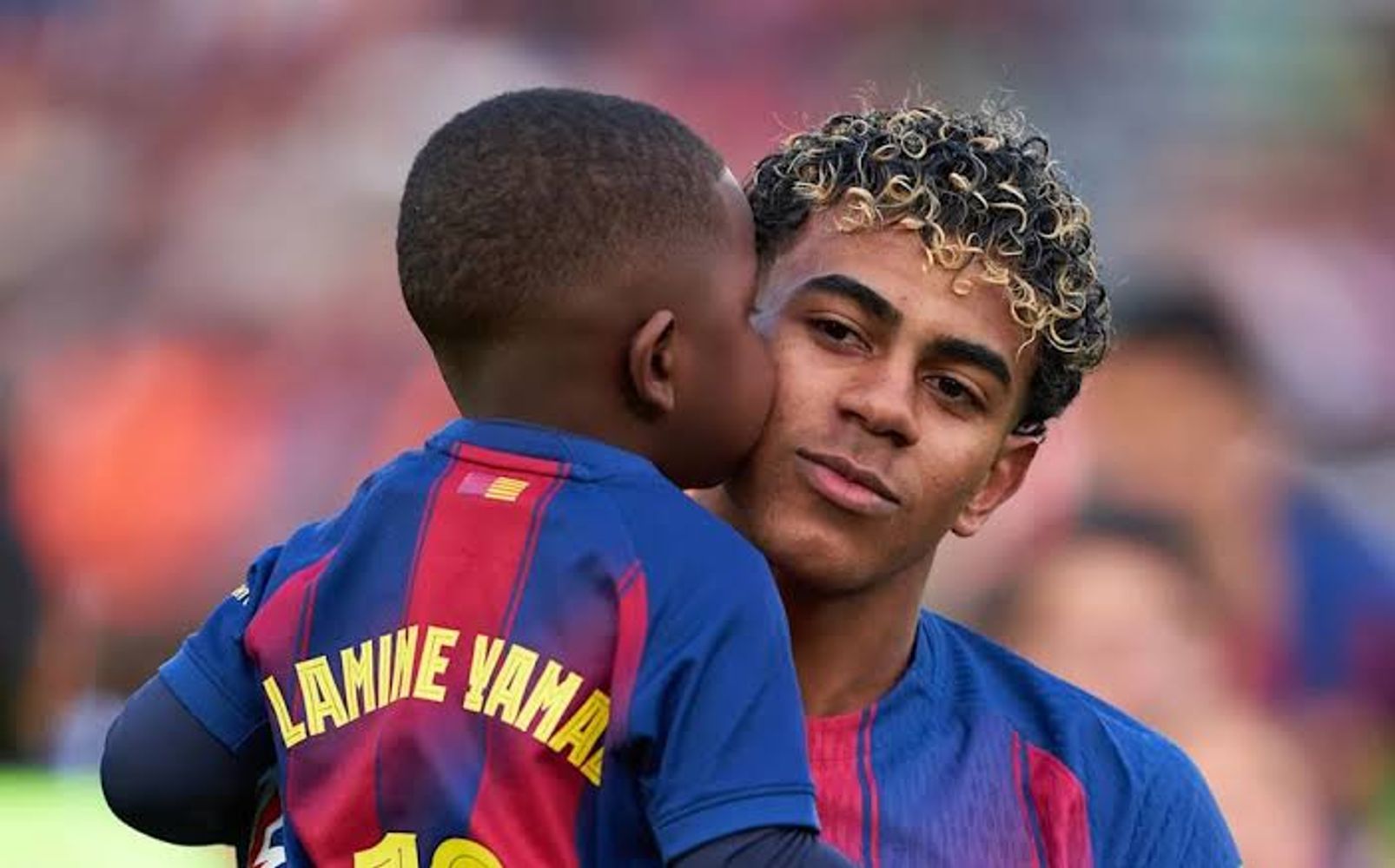 Lamine Yamal y su hermano, compañeros inseparables.