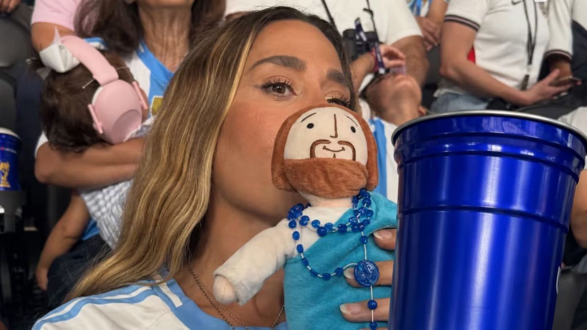 La cábala de Jimena Barón para la Selección Argentina: qué significa el peluche de Jesús que lleva a todos los partidos