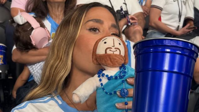 La cábala de Jimena Barón para la Selección Argentina: qué significa el peluche de Jesús que lleva a todos los partidos.