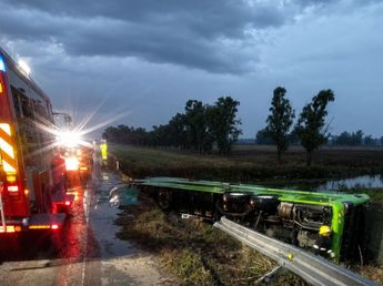 Tragedia en Carmen de Areco: un micro fue arrastrado por el viento, cayó de un puente de 6 metros y hay personas atrapadas