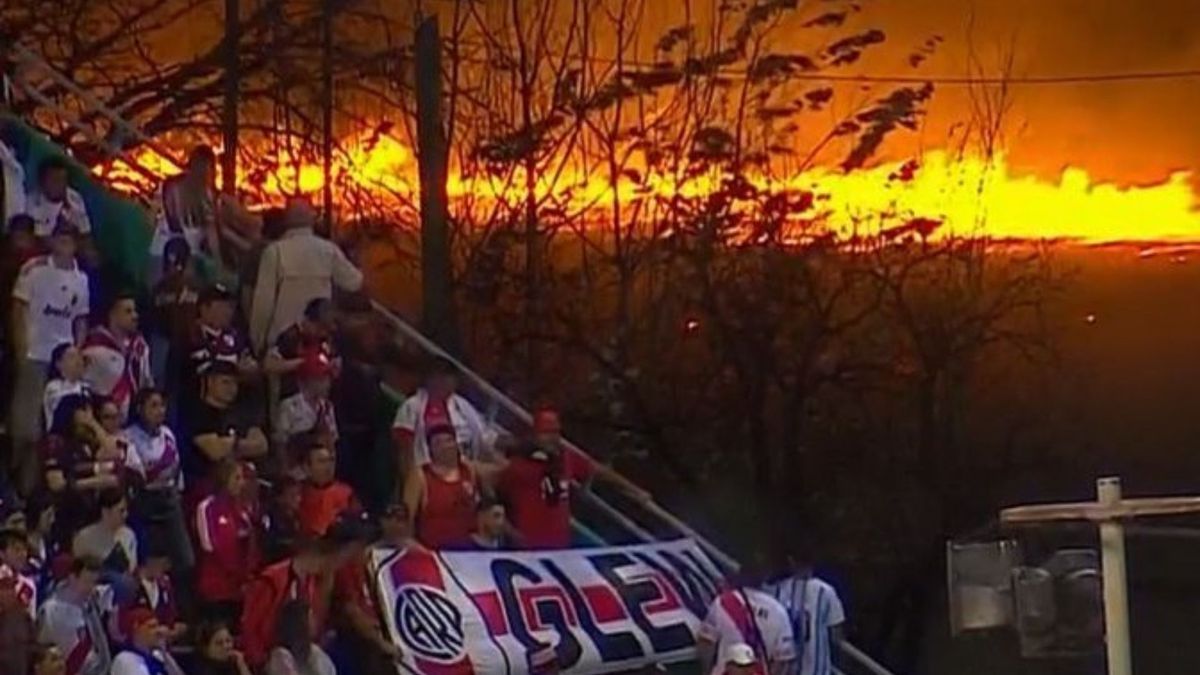 Impactante incendio forestal en el predio lindero adonde jugaban River y Aldosivi por la Copa Argentina