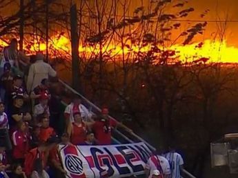 Impactante incendio forestal en el predio lindero adonde jugaban River y Aldosivi por la Copa Argentina