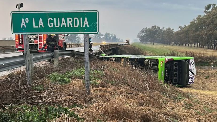 El colectivo salió desde Córdoba y volcó en Carmen de Areco.