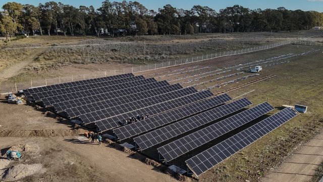 Continúa la construcción del Parque Solar en Pehuen Co. 