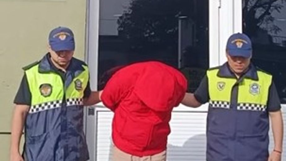 El hombre fue alojado en la Comisaría Seccional Primera tras el procedimiento.