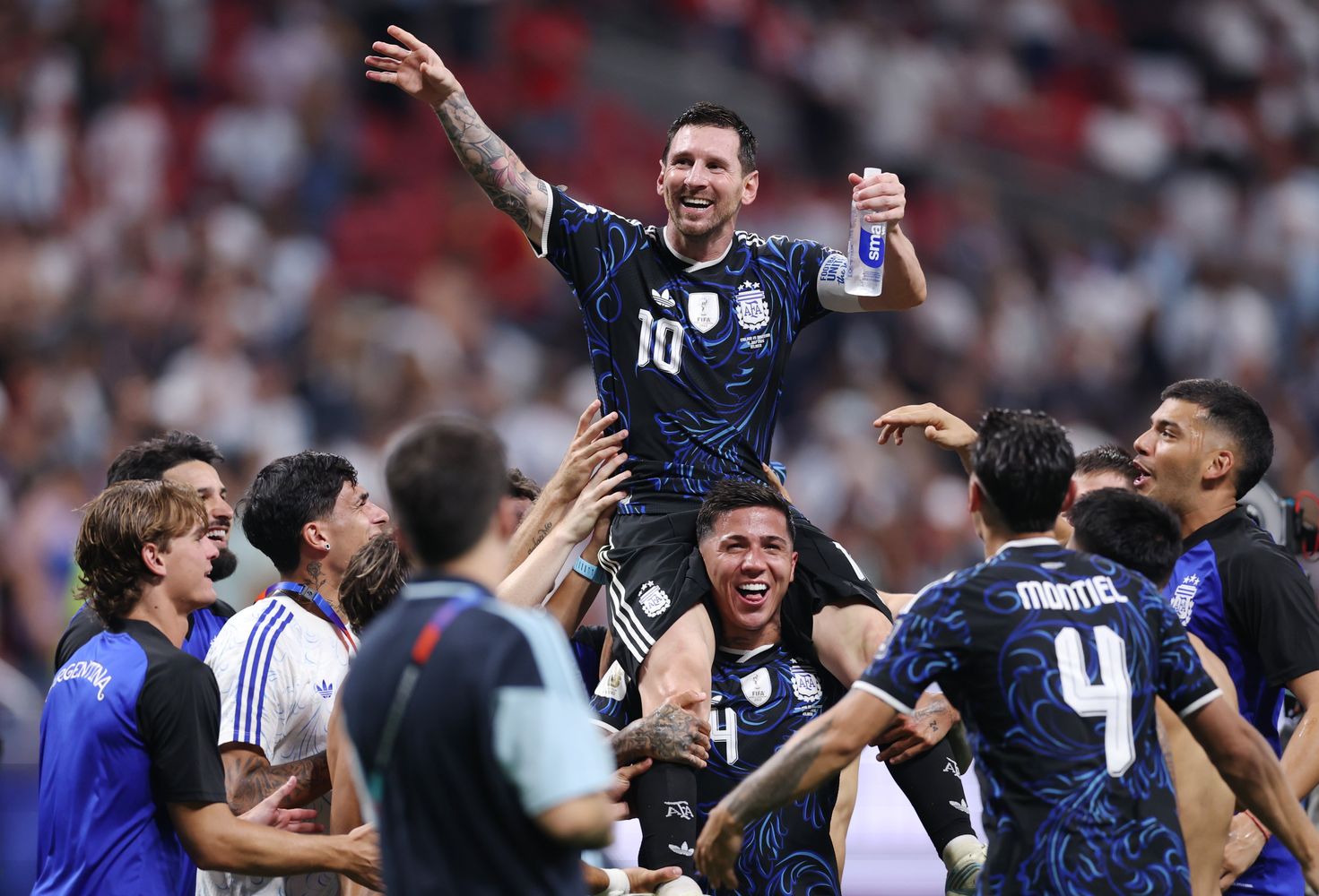 Como en rey, en andas. Lionel Messi sigue rompiendo récords.