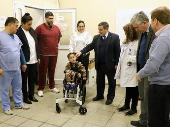 Salud Pública entregó una silla postural a un niño de 3 años en el Hospital Avellaneda