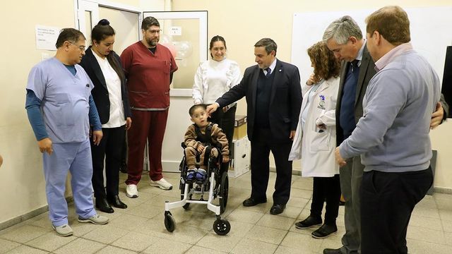 El dispositivo busca prevenir deformidades y favorecer, a futuro, la marcha.
