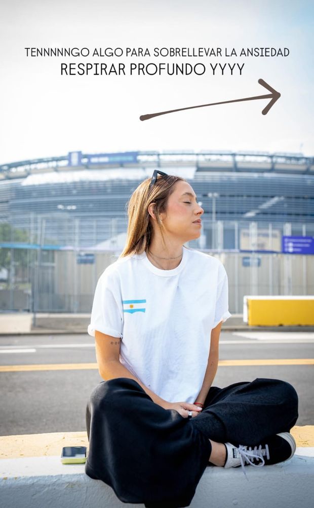 Básicos urbanos y guiño patrio: el look relajado con el que Sofía Martínez domina la ansiedad antes de la gran final del Mundial 2026