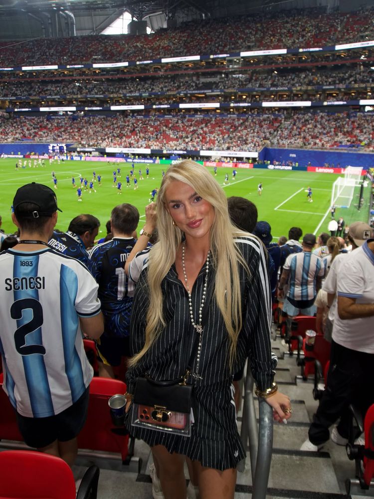 Rayas finas, transparencias y perlas: las claves del exclusivo outfit de Kelci Rose a la espera de la final del Mundial 2026