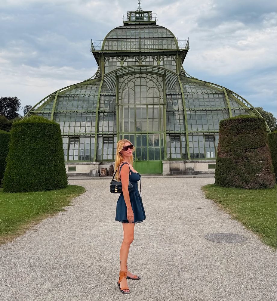 Vestido "corsetero", sandalias romanas y detalles de encaje: el refinado look con el que Nicole Neumann cautivó en Viena