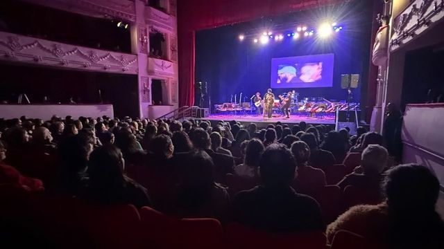 La Tribu de mi Calle" reunió a artistas de distintas edades y trayectorias en la sala mayor del teatro, como parte de la programación del receso invernal.