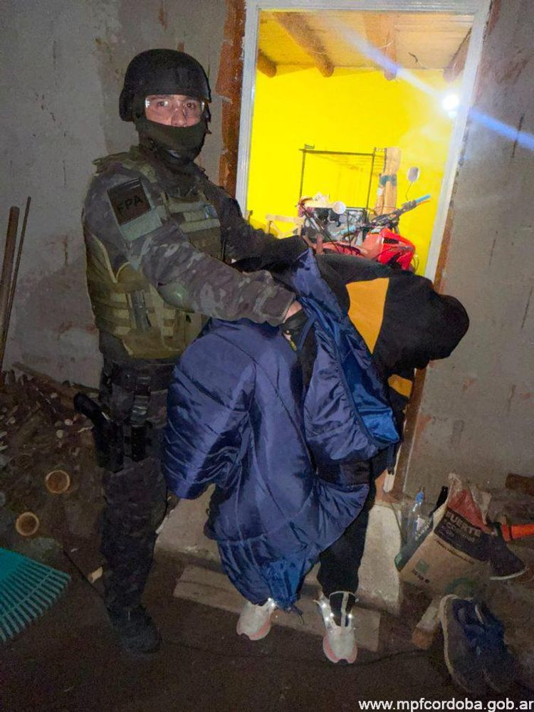 El operativo de la Fuerza Policial Antinarcotráfico se realizó en un kiosco de barrio Villa Caprichosa, donde fueron detenidas dos personas. Imagen: Ministerio Público Fiscal