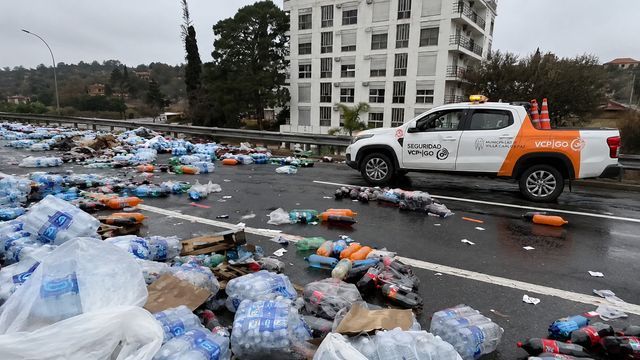 La carga quedó desparramada sobre la calzada tras el vuelco del camión en el ingreso a Carlos Paz.