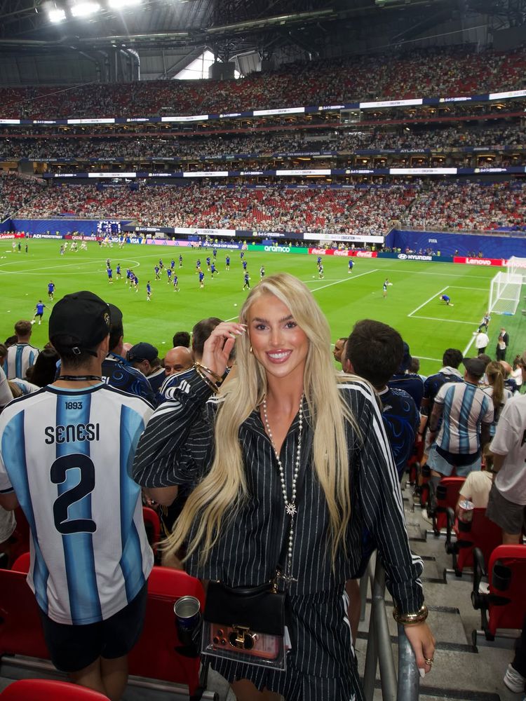 Rayas finas, transparencias y perlas: las claves del exclusivo outfit de Kelci Rose a la espera de la final del Mundial 2026
