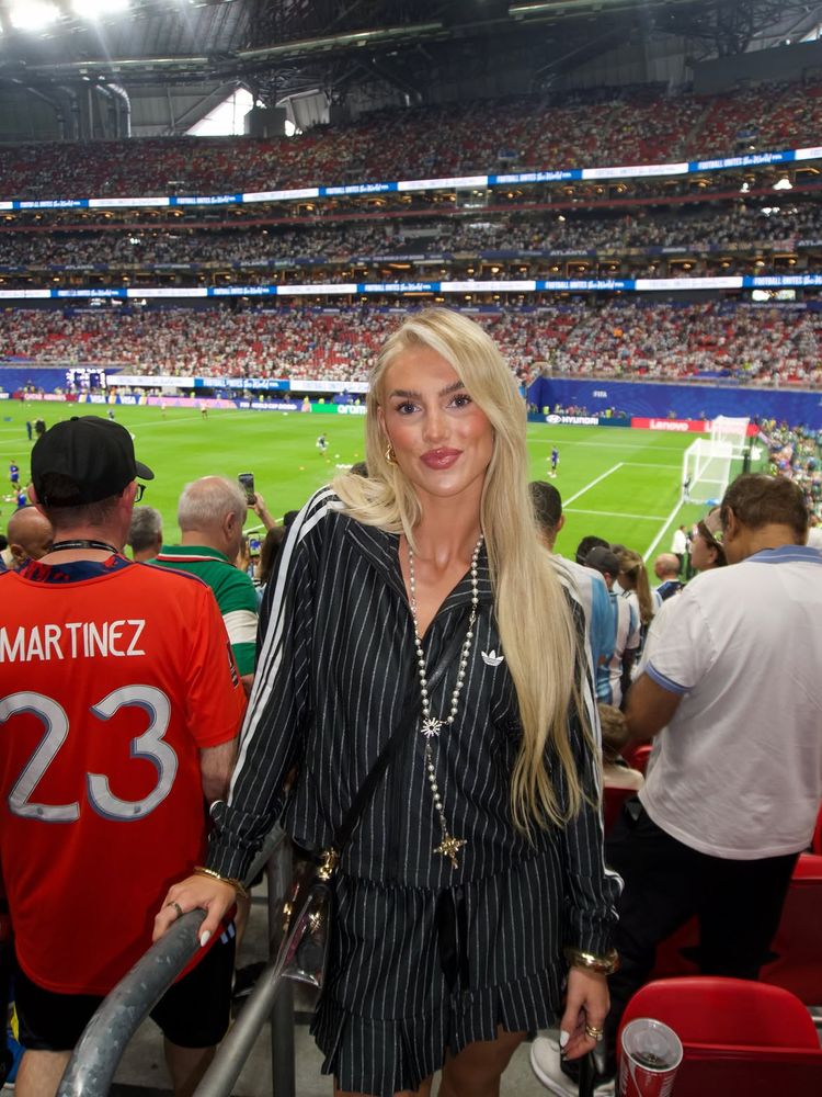 Rayas finas, transparencias y perlas: las claves del exclusivo outfit de Kelci Rose a la espera de la final del Mundial 2026