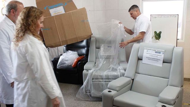 Los tres sillones incorporados son reclinables y cuentan con apoyabrazos y apoyapiernas para tratamientos de varias horas.